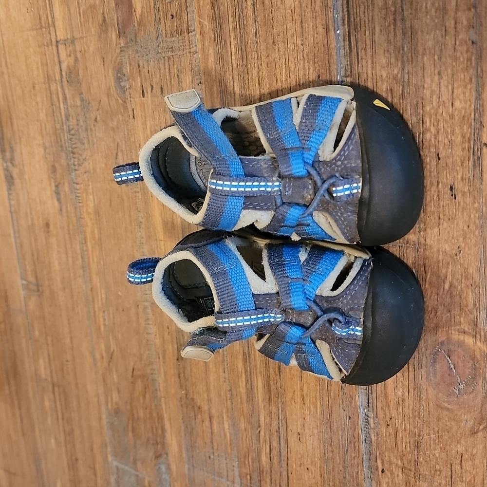 Keen toddler sandals size 4.